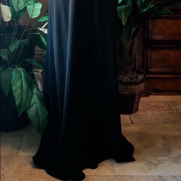 Elegant Evening Gown A Real Stunner! - Picture 2 of 13